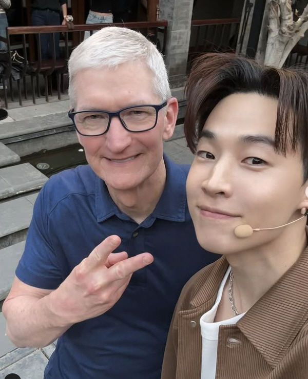 Henry Meets Apple CEO, Shares Vision for Tech and Art Fusion