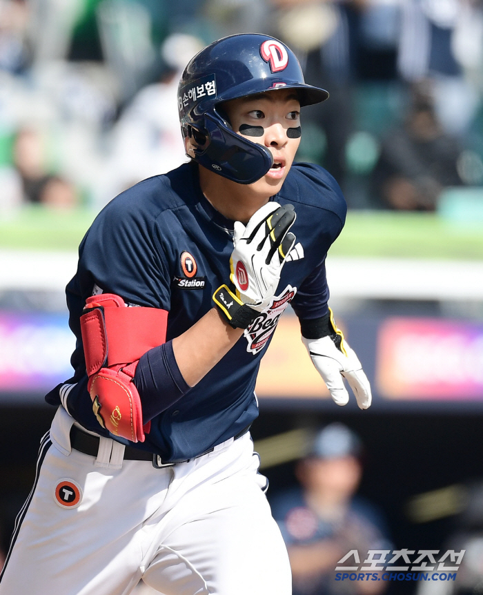 Doosan's leadoff is flying around...Will Lotte laugh at the mega trade? The head coach smiled at the main shortstop's performance. 