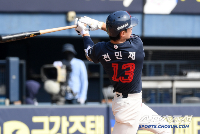 Doosan's leadoff is flying around...Will Lotte laugh at the mega trade? The head coach smiled at the main shortstop's performance. 