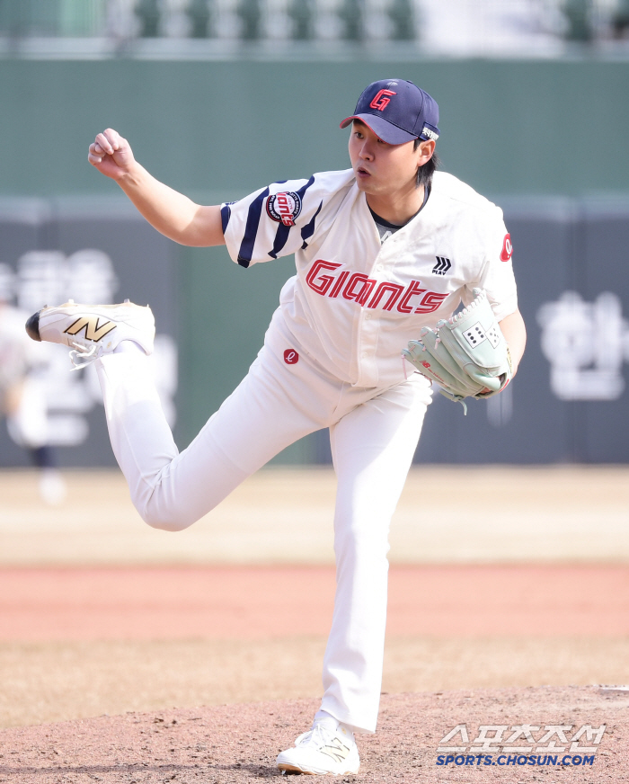 Doosan's leadoff is flying around...Will Lotte laugh at the mega trade? The head coach smiled at the main shortstop's performance. 