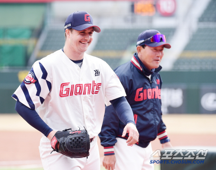 Doosan's leadoff is flying around...Will Lotte laugh at the mega trade? The head coach smiled at the main shortstop's performance. 