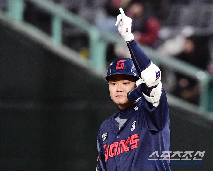 From the first win of the season to the extended 11th Lotte Cinema! Davison pitched 7 perfect innings → Eredia tied at the bottom of the 9th inning → Son Ho-young's 11th inning final hit...Stop SSG from winning 3 games in a row 