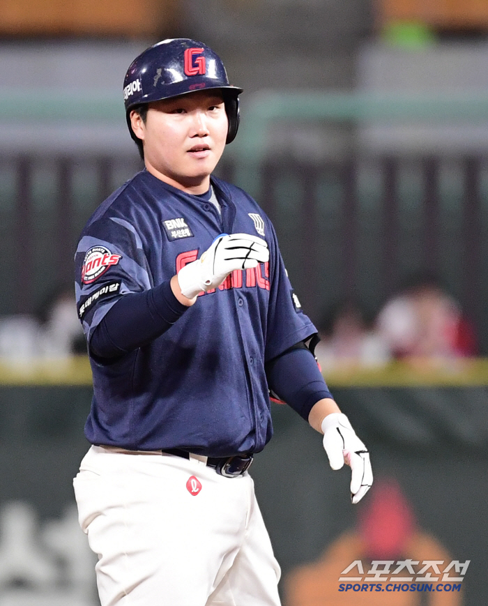 From the first win of the season to the extended 11th Lotte Cinema! Davison pitched 7 perfect innings → Eredia tied at the bottom of the 9th inning → Son Ho-young's 11th inning final hit...Stop SSG from winning 3 games in a row 