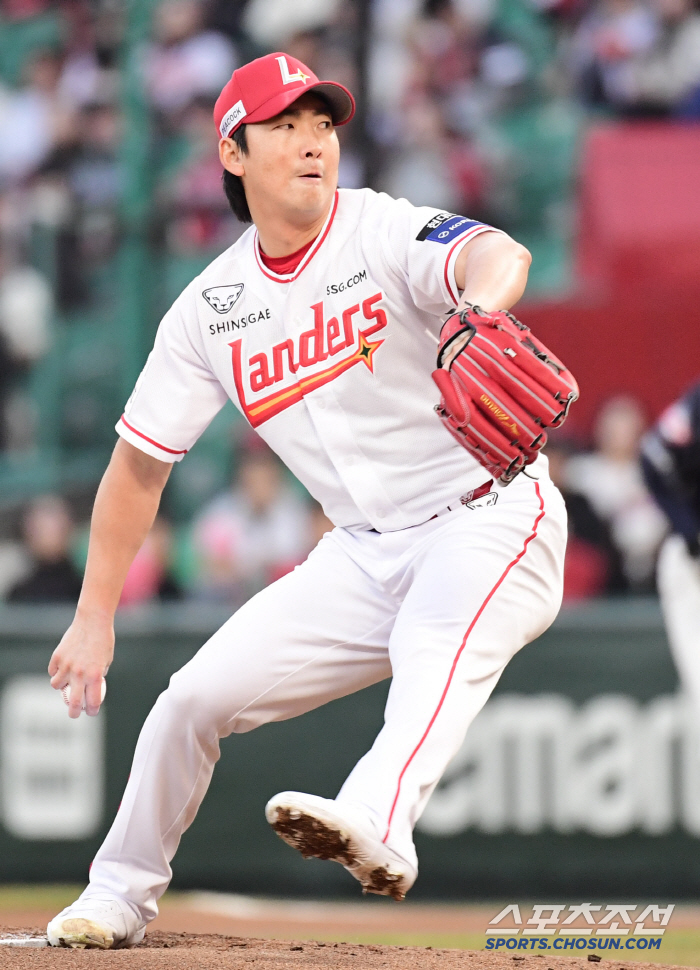 From the first win of the season to the extended 11th Lotte Cinema! Davison pitched 7 perfect innings → Eredia tied at the bottom of the 9th inning → Son Ho-young's 11th inning final hit...Stop SSG from winning 3 games in a row 