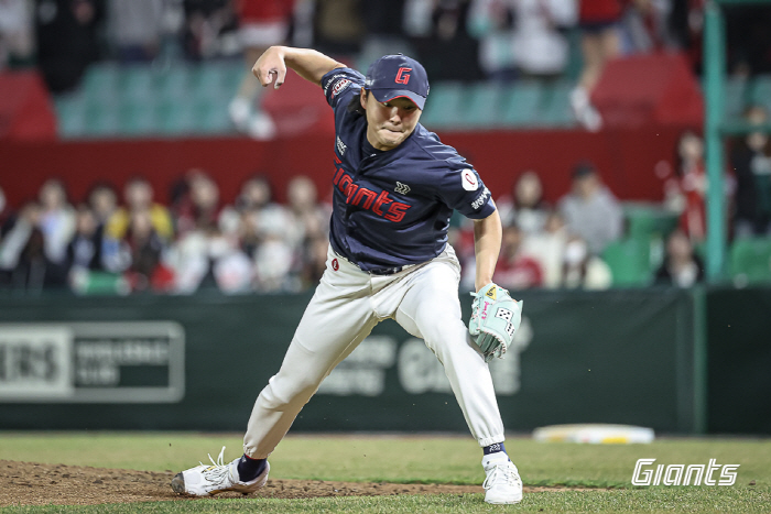 From the first win of the season to the extended 11th Lotte Cinema! Davison pitched 7 perfect innings → Eredia tied at the bottom of the 9th inning → Son Ho-young's 11th inning final hit...Stop SSG from winning 3 games in a row 