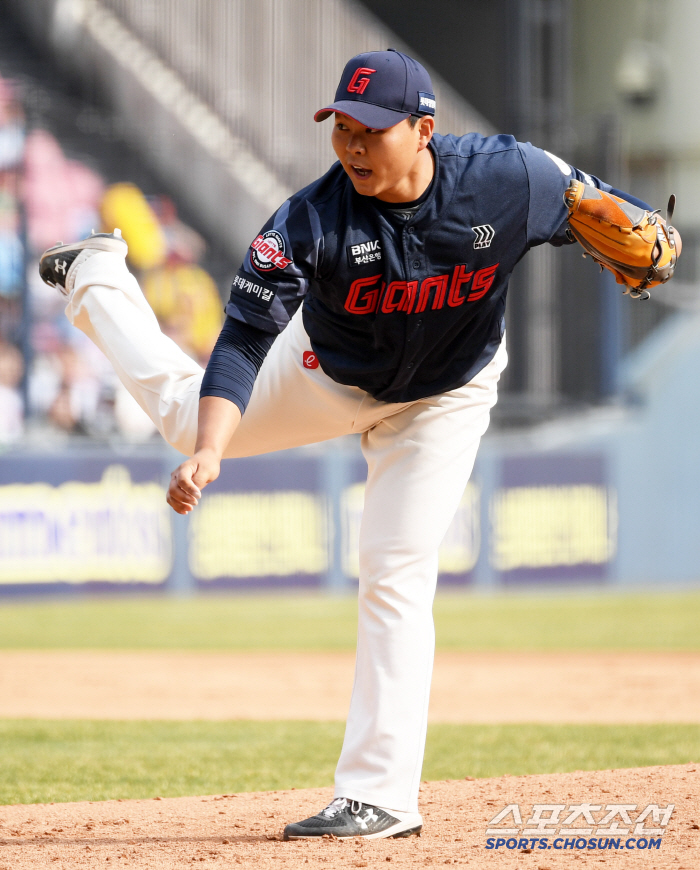 From the first win of the season to the extended 11th Lotte Cinema! Davison pitched 7 perfect innings → Eredia tied at the bottom of the 9th inning → Son Ho-young's 11th inning final hit...Stop SSG from winning 3 games in a row 