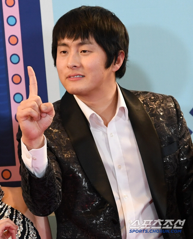 Gian84 is worried that she will become a travel shaman wearing a couple shirt with a girl group member (Life 84)