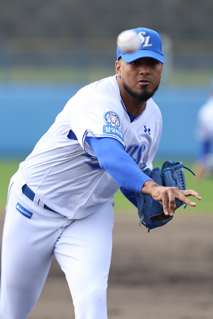 I feel dizzy in the first game of the second division. I'm relieved after getting hit with the ball glove. Samsung Reyes, 147 km, 2.1 innings, 40 pitching 