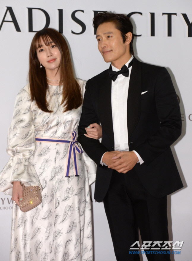 Lee Byung-hun and Lee Min-jung ♥ Why we bumped into each other for 5 years? I know we're different late (Sweet brother)