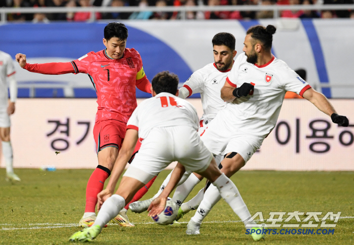  I don't have a World Cup ticket Hong Myung-bo and Lee Jae-sung failed to defend their first goal and drew 11 against Jordan → No win in March...a shaky lead