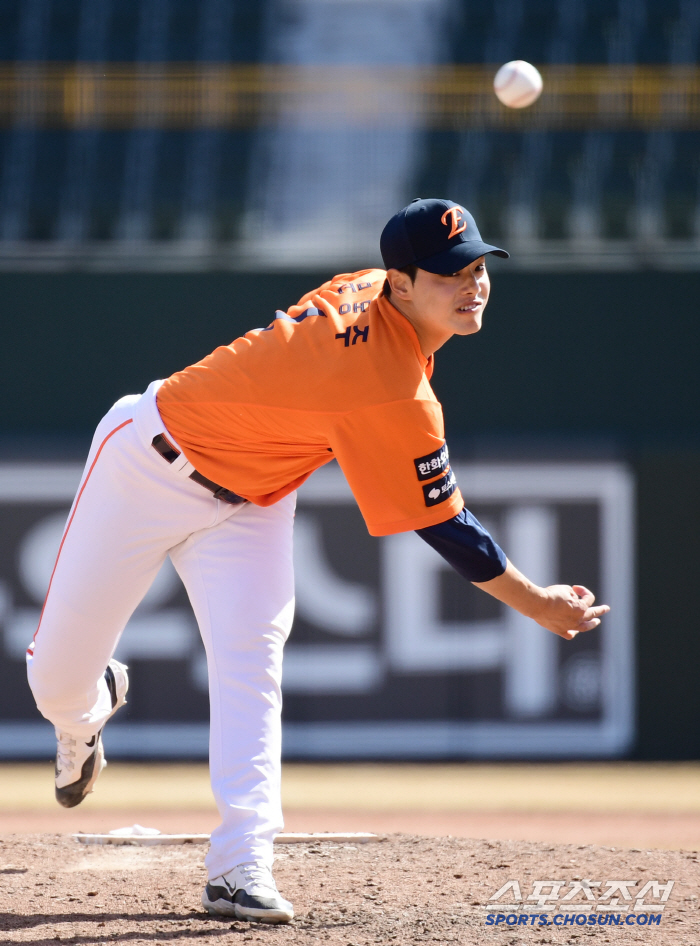 There's no bullpen! Moon Dong-ju is making a surprise appearance as a starter...Played 3 innings → Cho Dong-wook 11 on standby