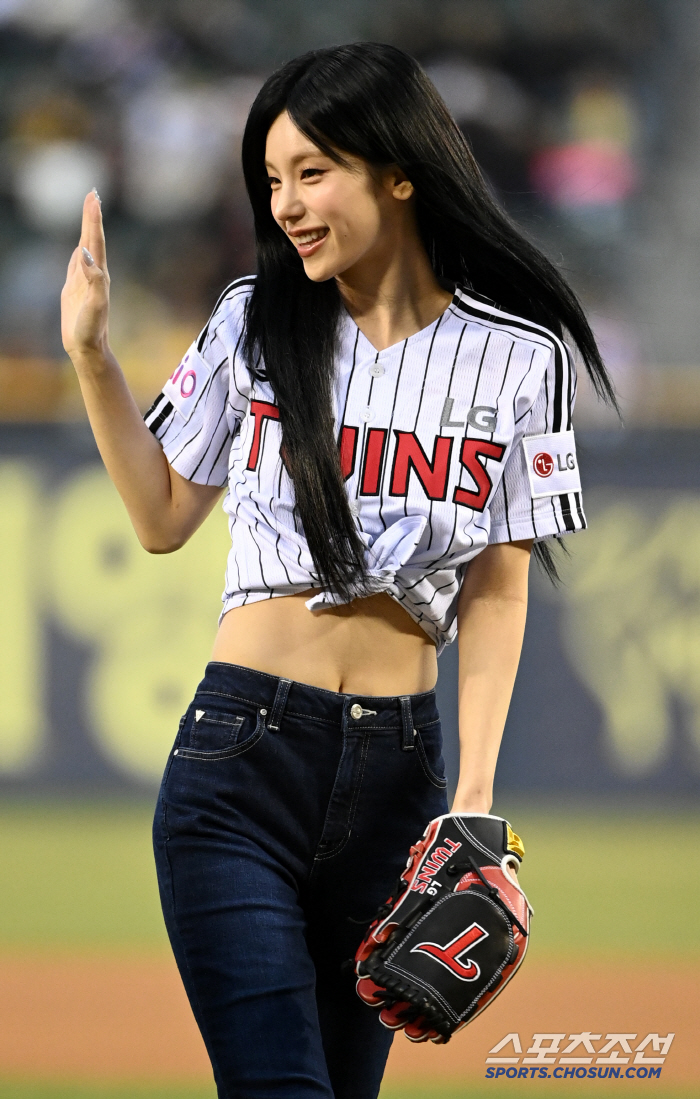  Yeji, a dizzying greeting with a narrow waistline