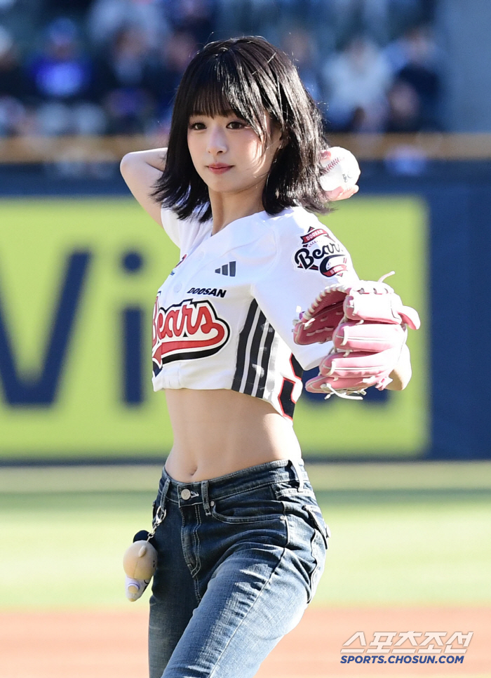  Ahyun, show your abs and throw a powerful first pitch