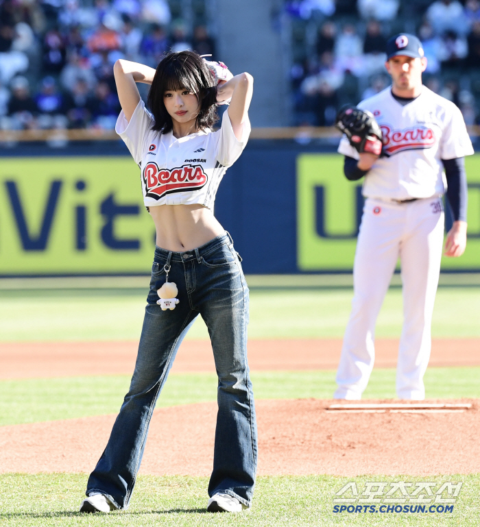  Ahyun's powerful first pitch that catches the attention of fans
