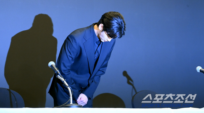  Kim Soo Hyun with her head down