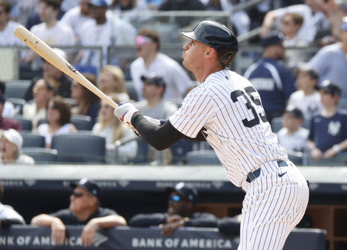He also ordered the controversial torpedo bat Harper, saying it's not a violation of MLB regulations, so he doesn't use the bat to stop the spread