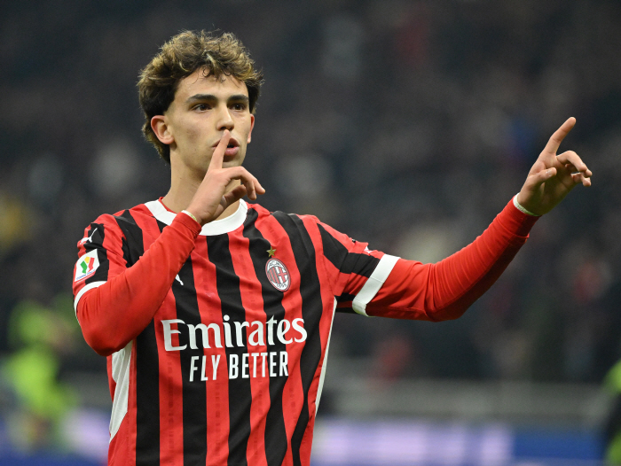 Hey! Pass, we're not Messi. Walker who warned his wandering teammates...688 minutes and one goal