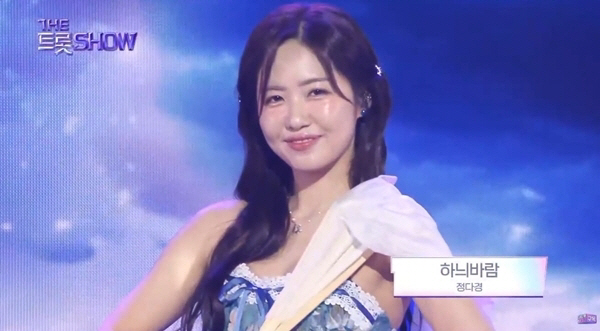 Jung Da-kyung, a trot 女 that brings spring breezes..Korean-inspired Hani Baram's performance