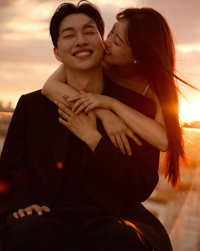 Song Ji-eun ♥ Park Wi, the wedding pictorial taken standing on two feet..Stand up, hold hands, and do it again