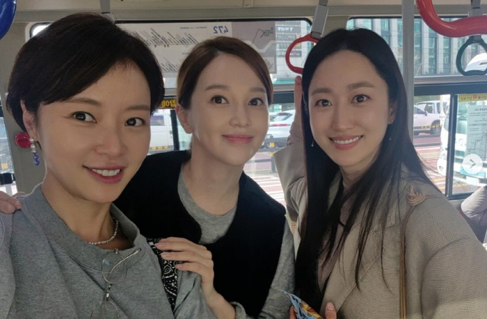 Hwang Jung-eum → Ayumi, an actress who rides a bus without a mask and a hat..I'm sure everyone recognizes it. Fur hair
