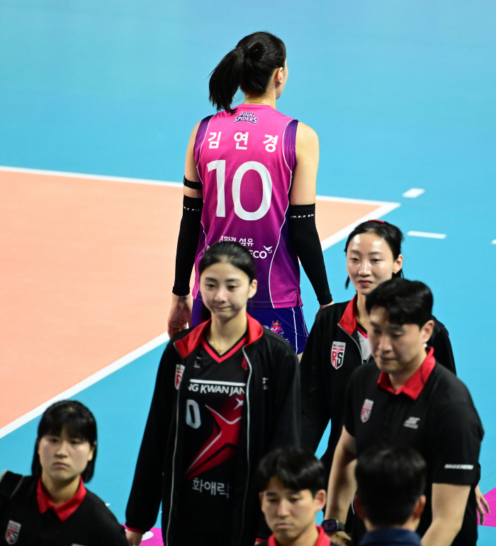 Kim Yeon-koung is cool.. Last dance! Last round! Heungkuk Life Insurance's defeat by Jeonggwanjang is a drama that turns the tables! There's only one win left until the combined championship.