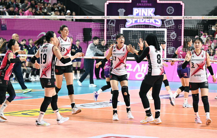 Kim Yeon-koung is cool.. Last dance! Last round! Heungkuk Life Insurance's defeat by Jeonggwanjang is a drama that turns the tables! There's only one win left until the combined championship.
