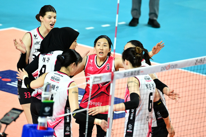 Kim Yeon-koung is cool.. Last dance! Last round! Heungkuk Life Insurance's defeat by Jeonggwanjang is a drama that turns the tables! There's only one win left until the combined championship.