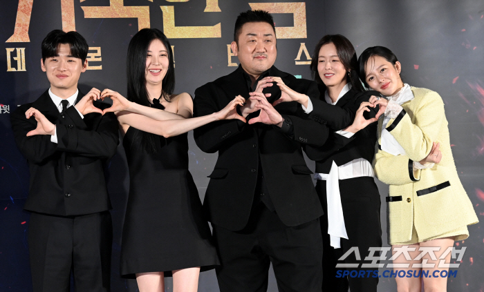  Seohyun, Ma Dongseok, Kyungsoojin, Jeongjisoo. Let's make a heart together
