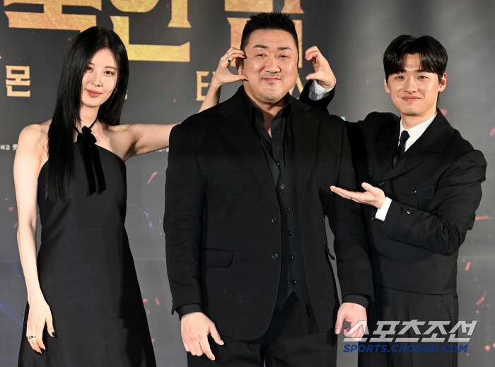  Seohyun. Up, Ma Dongseok and a cute cheek heart