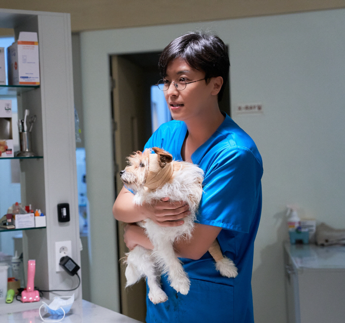 Yeon Woo-jin of the department stimulates the protection instinct of Lee Hye-young, the killer...Perfectly transformed into a veterinarian