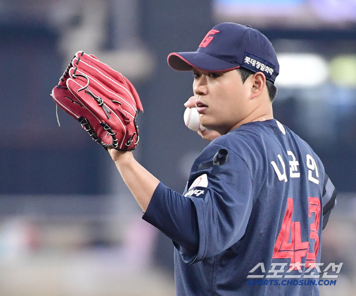 You threw it well today... The head coach, who found Na Kyun first, was deeply disappointed before the joy of winning three consecutive games. 