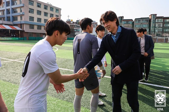 Coach Hong Myung-bo, who visited the high school soccer scene, needs to grow well to develop Korean soccer and develop MIK projects well (SC site)