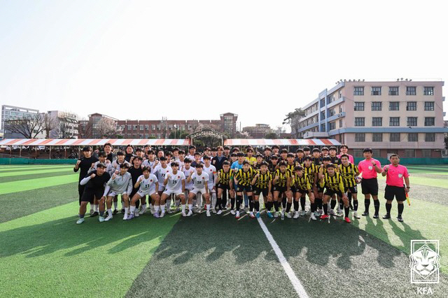 Coach Hong Myung-bo, who visited the high school soccer scene, needs to grow well to develop Korean soccer and develop MIK projects well (SC site)