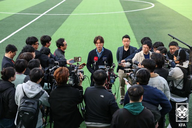 Coach Hong Myung-bo, who visited the high school soccer scene, needs to grow well to develop Korean soccer and develop MIK projects well (SC site)