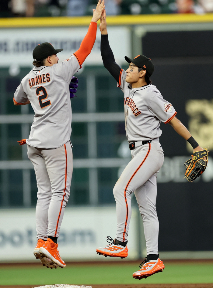 Jung-hoo, let's go get a T-shirt! SF made a special cheering seat for Lee Jung-hoo, and they will meet home fans for the first time in 11 months