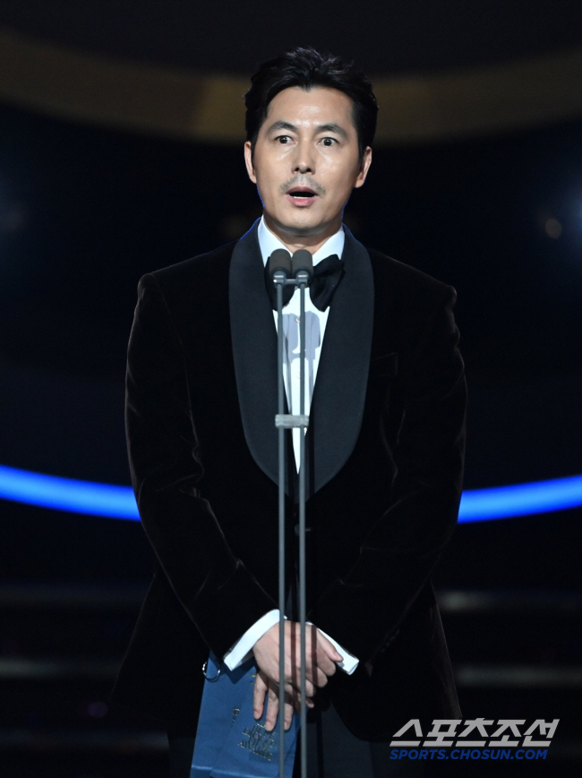 Jung Woo-sung's first update since the 'Out-of-wedlock controversy'...I caught Lee Jung-jae meeting with the actress