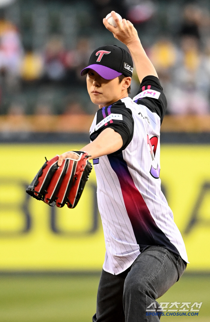  Gong Myung throwing the first pitch, you look like a baseball player!
