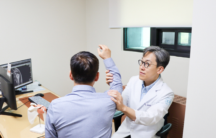 Why does your shoulder hurt when you have diabetes and thyroid disease?