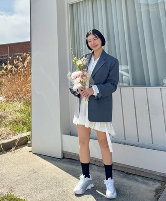 41-year-old Lady Jane is over the hump during her twin pregnancy..a smiley mini-dress figure