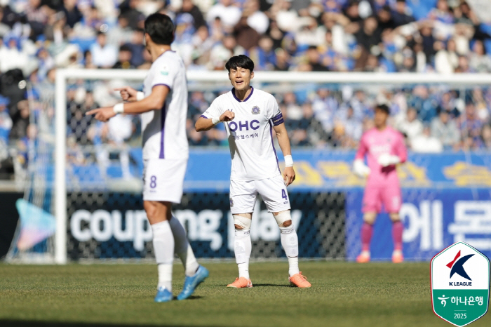 Gangwon, which attempted to escape Anyang's losing streak for the first time in home victory, announced the starting list, replacing Motai Ji-ho
