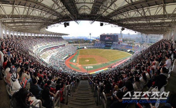 More than 10 million, this year's crazy box office KBO League to set a record, a new record of at least 1 million spectators! 