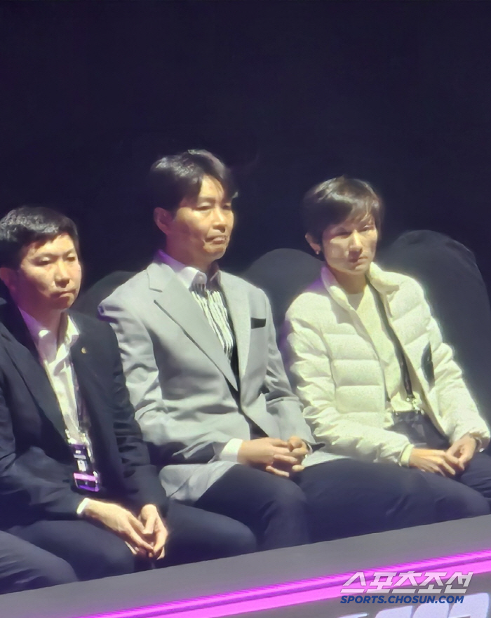 Why are you there? I'm in love with Lee Sang-soo's appeal of table tennis. Chairman Yoo Seung Min today, Sang-soo's day!