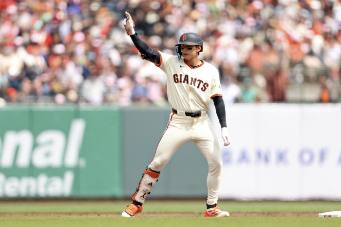 Lee Jung-hoo, who seems to be able to do anything, whether he is the batting king or GG, is the first in the SF sign in offense and defense, and the team is also the first in the team