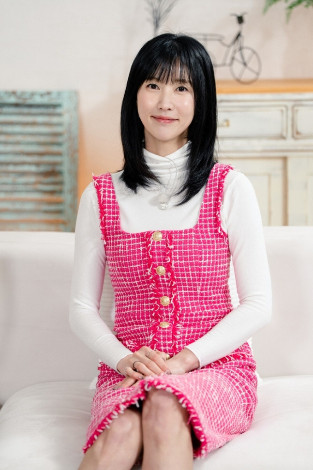 Lee Soo-kyung's no-makeup face? I'm just trying to show you what I am..Lee Sulkyung? It's fun because I'm single. 