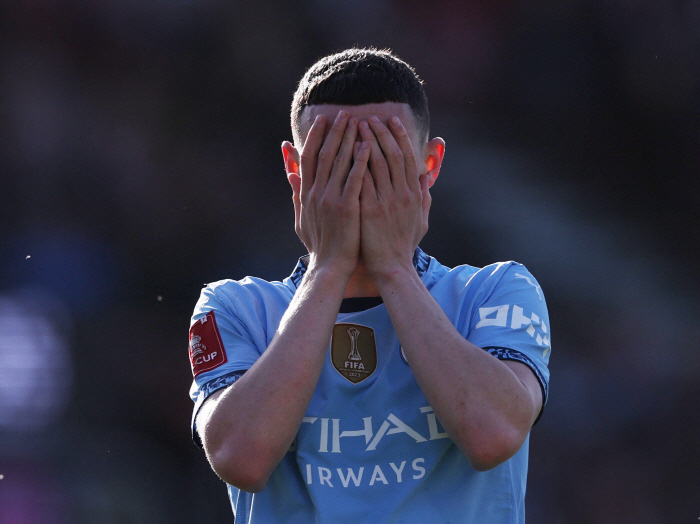 Shocking! What's wrong with Manchester United fans? Your mother shouted a prostitute at Foden, and the fan was arrested for the price of her cheek