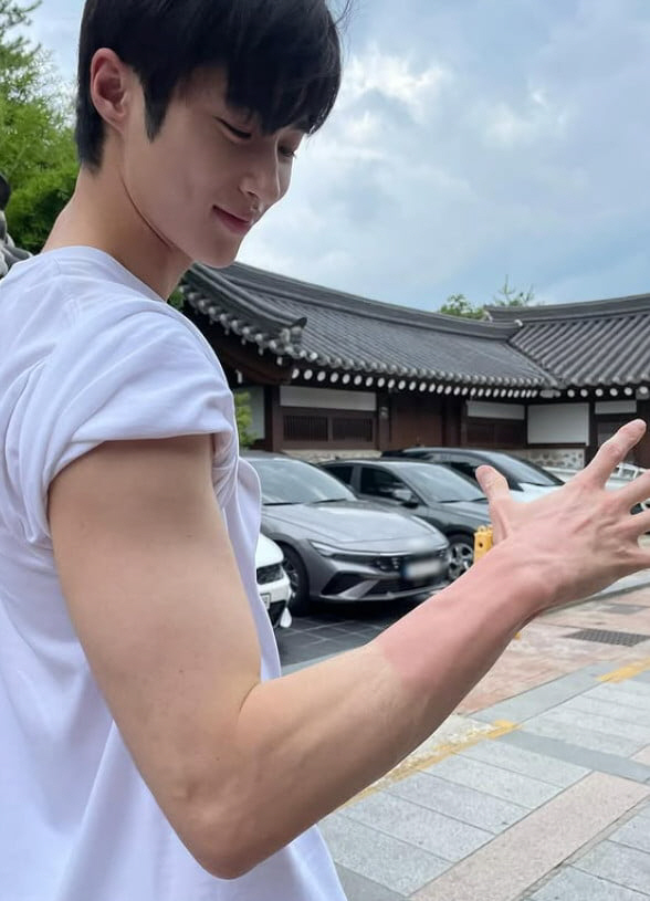 'Su-beom, gather up.' Byun Woo-seok celebrates the 1st anniversary of Sunup-Tui...the same chemistry as ever