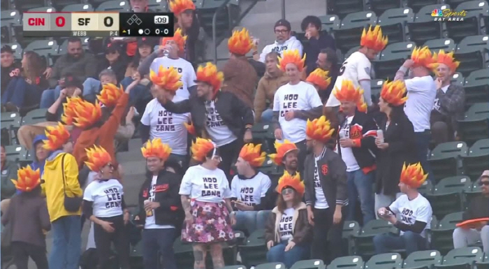 We're hooligans! Lee Jung-hoo's local fan club name is cool! → Hoo Lee Gans Formation Lee Jung-hoo, let's have a beer!