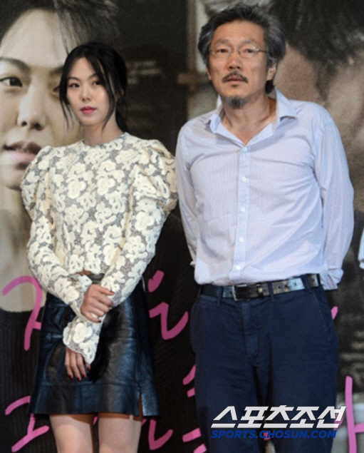 Attention is focused on giving birth to Kim Min-hee, who has been having an affair for nine years...What is the family register with Hong Sang-soo? 