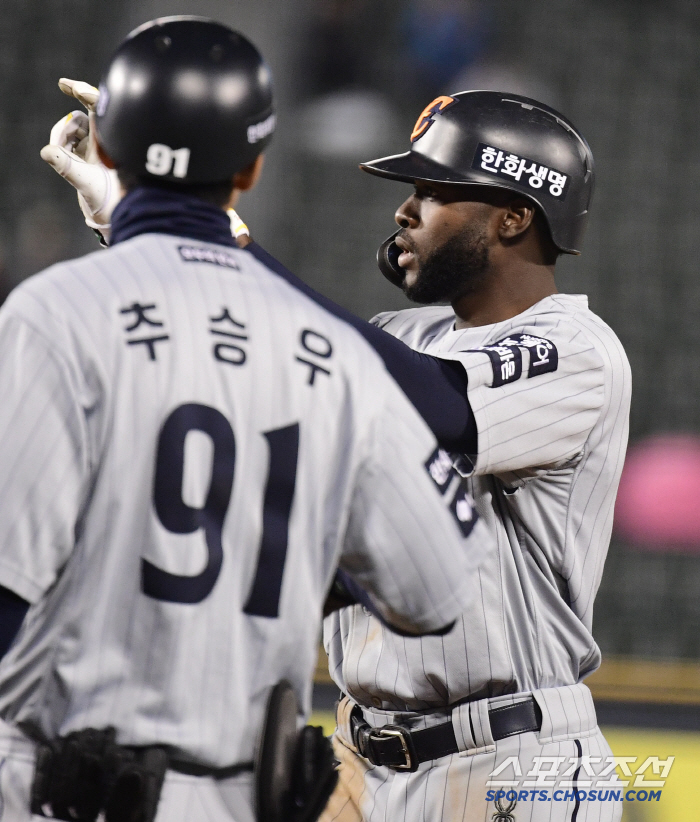Defensive mistakes → Forget all the basemen! I was looking forward to seeing this...Floral triple Hanwha catches Doosan and escapes for 2 consecutive losses 