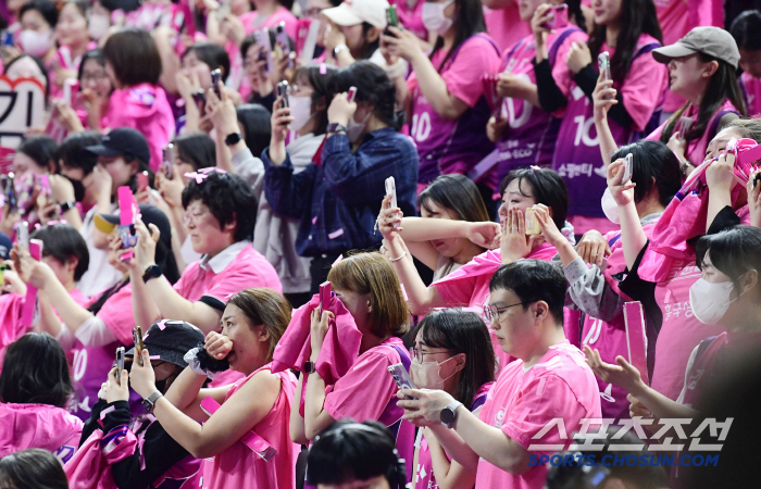 Fans are in tears. Good job. We were happy to be together. Volleyball Empress' spectacular finale